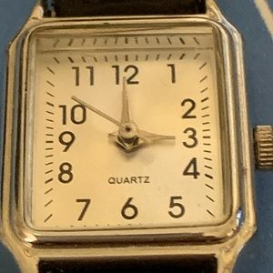 Quartz wrist watch with leather strap